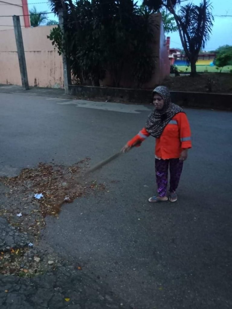 WA ENA, TERGANTUNG DAUN YANG GUGUR