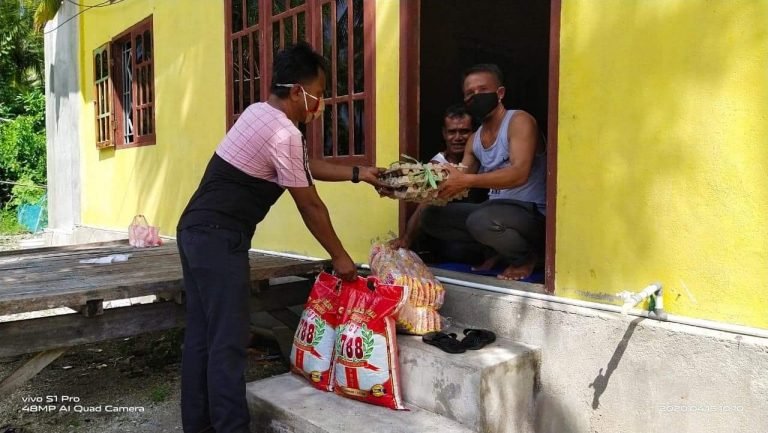 DESA KAPOA BARAT BAGIKAN SEMBAKO KEPADA WARGA YANG DIISOLASI