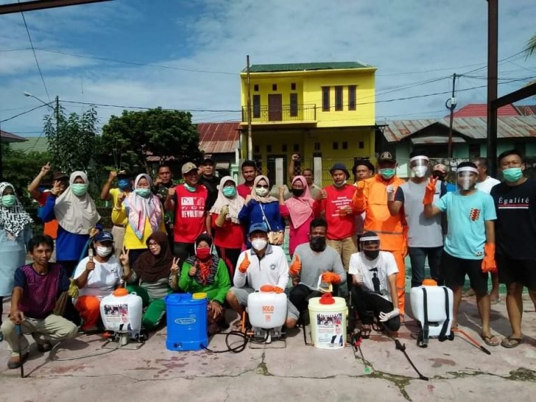 KARANG TARUNA SEMPROT DISINFEKTAN DI BTN KENDARI PERMAI