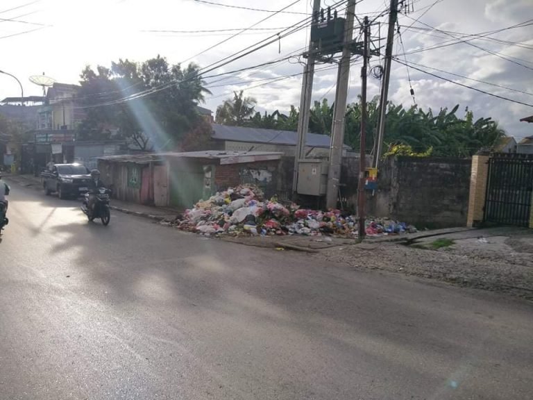PANTAS MENUMPUK, VOLUME PENGANGKUTAN SAMPAH DIKURANGI