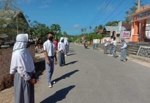 SISWA SMA N 4 SAMPOLAWA RAYAKAN KELULUSAN DENGAN BAGI MASKER