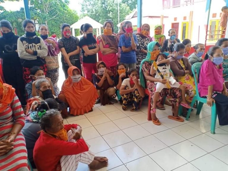 SALURKAN BANTUAN, CAMAT KULISUSU: PEMERINTAH SELALU PIKIRKAN RAKYAT