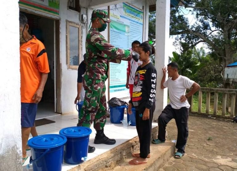 BABINSA KORAMIL LASALIMU BAGIKAN MASKER KEPADA MASYARAKAT