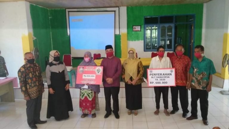 30 ORANG WARGA DESA EERINERE TERIMA PERDANA BLT DD