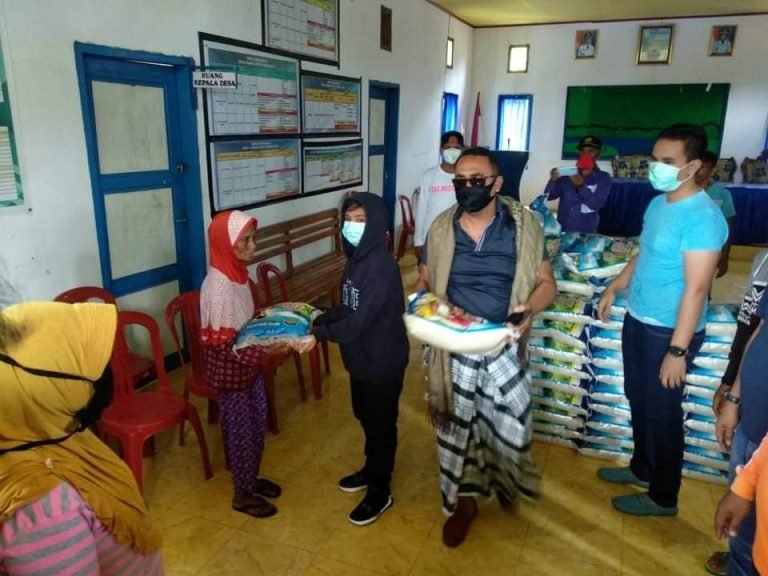 UMAR SAMIUN KELILING DESA BAGI-BAGI BERAS