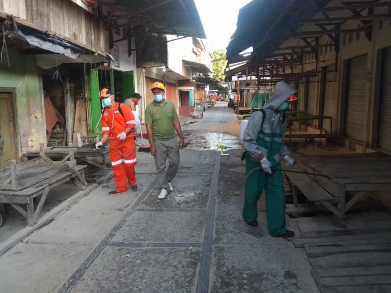 MEMASUKI MASA NEW NORMAL, BPBD WAKATOBI INTENS LAKUKAN PENYEMPROTAN DISENFEKTAN DISEJUMLAH RUANG PUBLIK