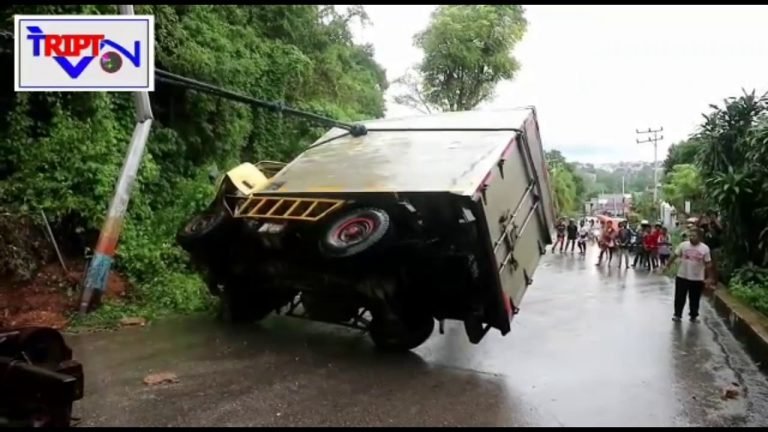 MOBIL BOX KENDARI TERBALIK DI JEMBATAN BELI HANTAM TIANG