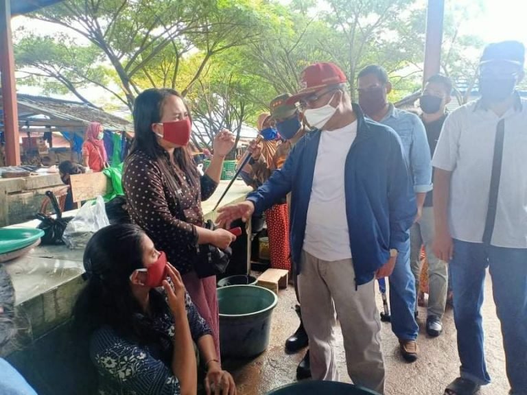 HINDARI COVID 19, TRANSAKSI DI PASAR PAKAI KANTUNG PLASTIK