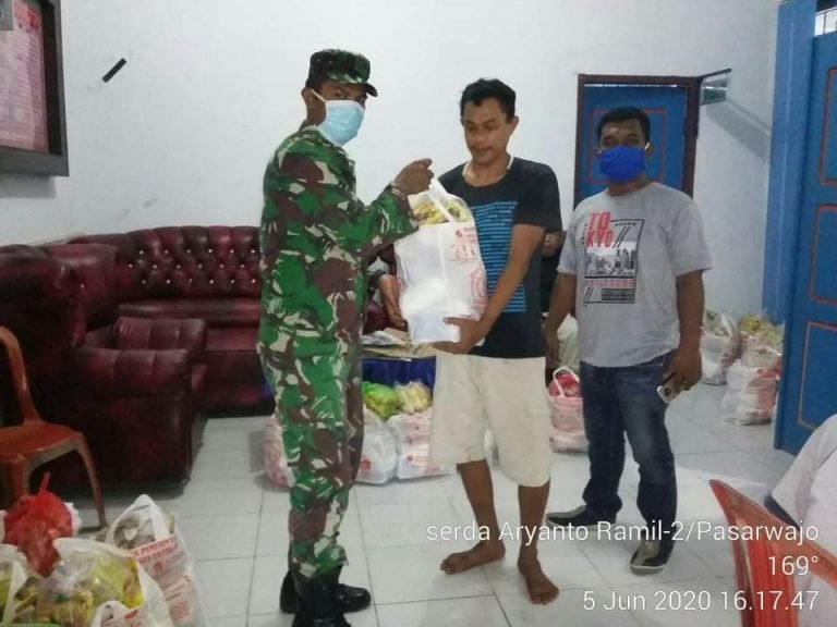 BABINSA BANABUNGI PANTAU PENYALURAN PAKET SEMBAKO PROVINSI