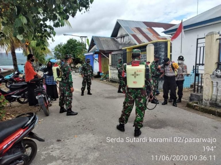KORAMIL PASARWAJO SEMPROT DISINEFEKTAN DI RUMAH WARGA