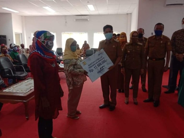 BUPATI BUTON SERAHKAN BUKU TABUNGAN PADA 116 BSPS