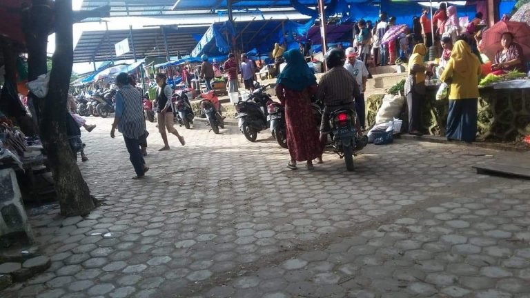 NEW NORMAL COVID-19, PASAR MINA-MINANGA BERANGSUR TERTIB