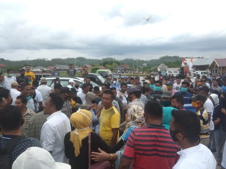 DIDAULAT SEJUMLAH PARPOL PENGUSUNG DAMPINGI ARHAWI, HARDIN LA OMO GELAR SILATURAHMI DI KAMPUNG HALAMAN