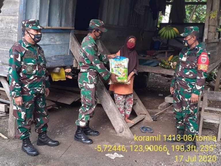 KORAMIL TOMIA LAKSANAKAN BAKTI SOSIAL, SERAHKAN BANTUAN BERAS KEPADA WARGA