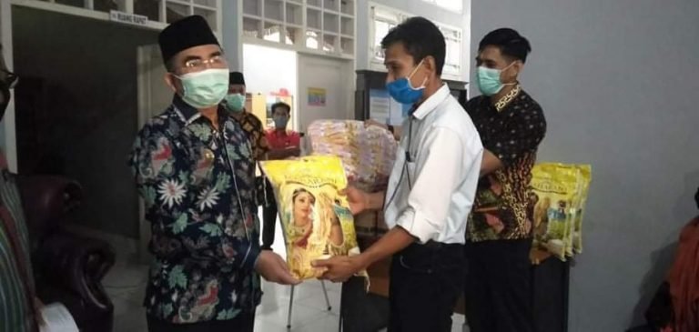 PEDAGANG DAN IKM MENDAPAT PAKET BANTUAN SEMBAKO