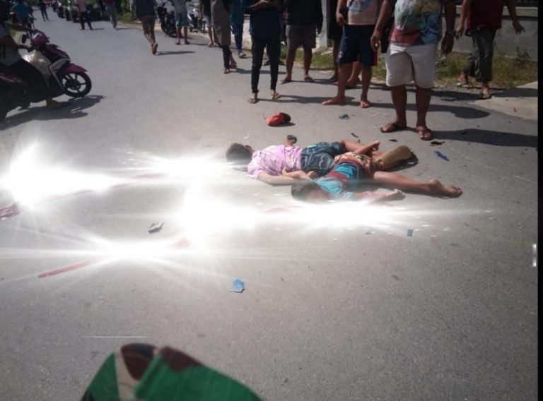 LAMBUNG TRUK, DUA ANAK TEWAS SATU PARAH