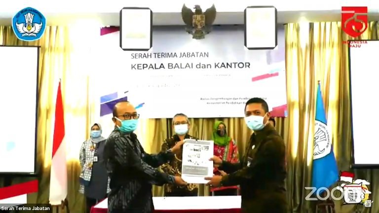 LELAKI WAKATOBI MENAKHODAI BALAI BAHASA JAWA TIMUR