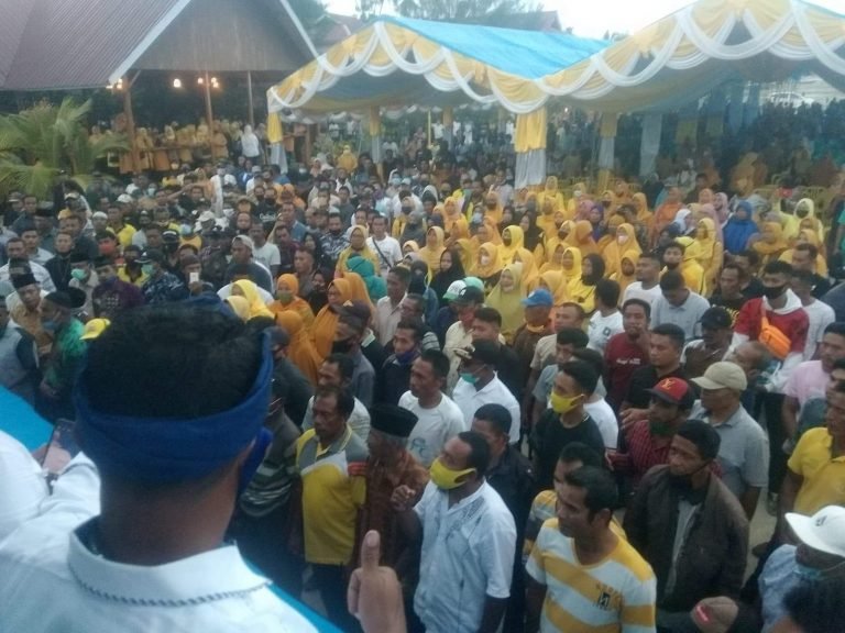 TIM PEMENANGAN PASLON HALO TUNTASKAN PEMGUKUHAN TIM DAN RELAWAN KECAMATAN