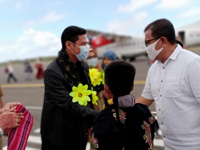 H ARHAWI SAMBUT KEPALA PENGADILAN AGAMA WAKATOBI YANG BARU