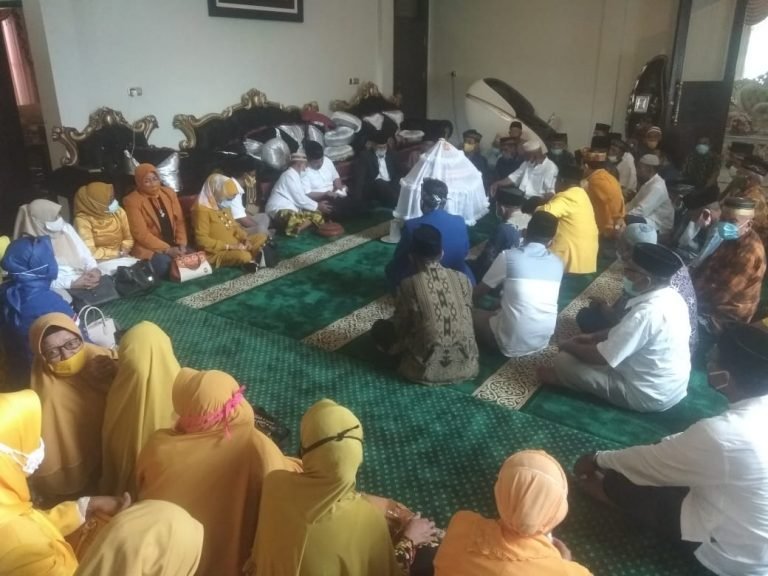 RATUSAN MASSA SIAP MENGANTAR PASLON HALO DAFTAR DI KPU WAKATOBI