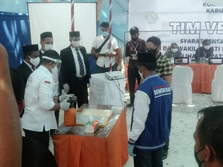 KPU WAKATOBI VERIFIKASI DOKUMEN SYARAT DUKUNGAN CALON, RAPAT DISKORSING