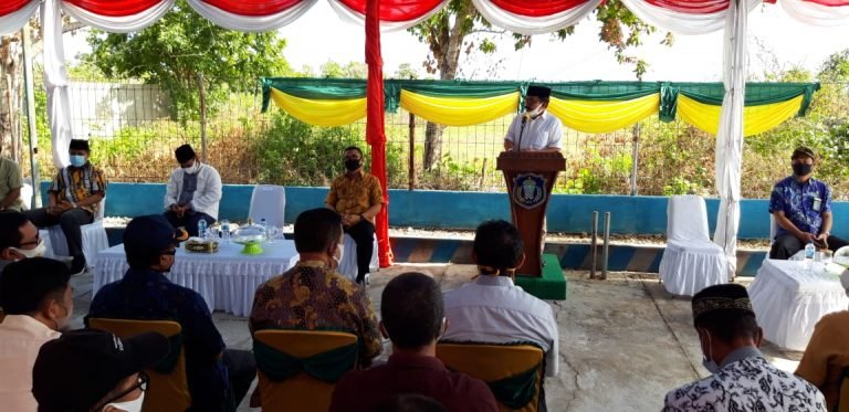 BUPATI WAKATOBI RESMIKAN PENGOPERASIAN LISTRIK PENUNJANG KINERJA PDAM