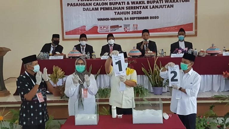 KPU WAKATOBI GELAR RAPAT PLENO TERBUKA PENGUNDIAN DAN PENETAPAN NOMOR URUT PASLON BUPATI/WAKIL BUPATI