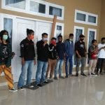 ALIANSI PEMUDA KEPTON SEGEL PINTU KANTOR DPR BAUBAU
