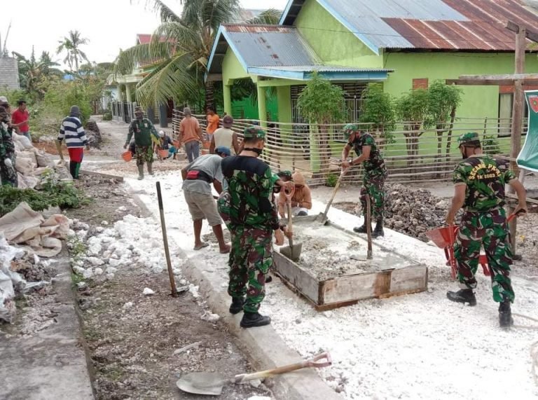 ANGGOTA KORAMIL 1413-08/TOMIA BERSAMA MASYARAKAT GOTONG-ROYONG BANGUN JALAN