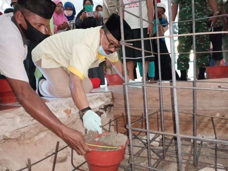 JELANG CUTI KAMPANYE, BUPATI WAKATOBI LETAKKAN BATU PERTAMA REHABILITASI PEMBANGUNAN RUMAH IBADAH