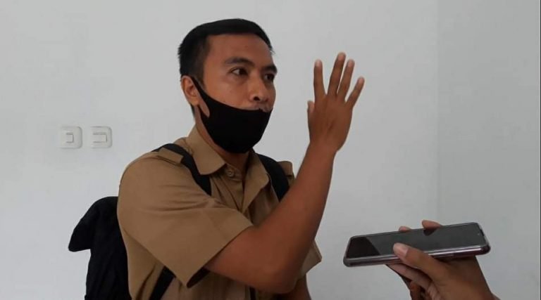 RUMAH MAKAN KAMPUNG BAKAU AKAN DIBONGKAR
