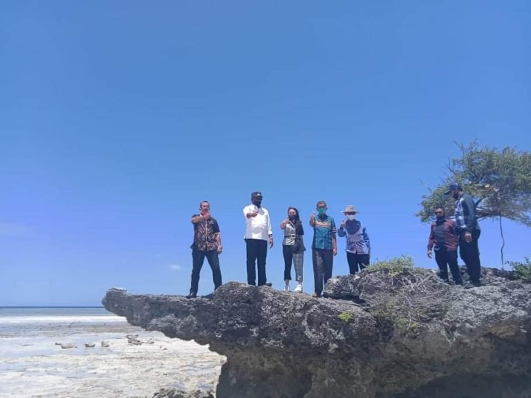 SERIUS KEMBANGKAN OBJEK WISATA, BUPATI BUTENG TINJAU PANTAI TAJUNG BUAYA