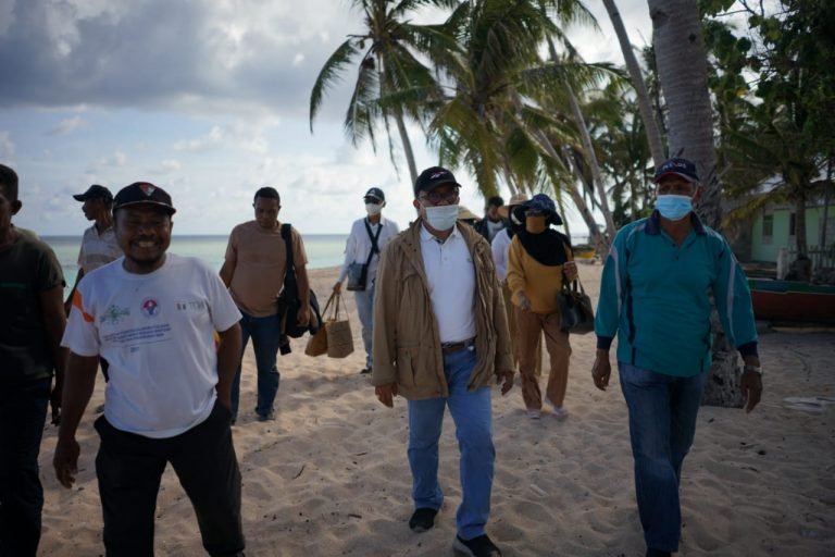 SEMALAM DI PULAU RUNDUMA, PASLON HALO DISUGUHKAN KASOAMI DAN IKAN BAKAR