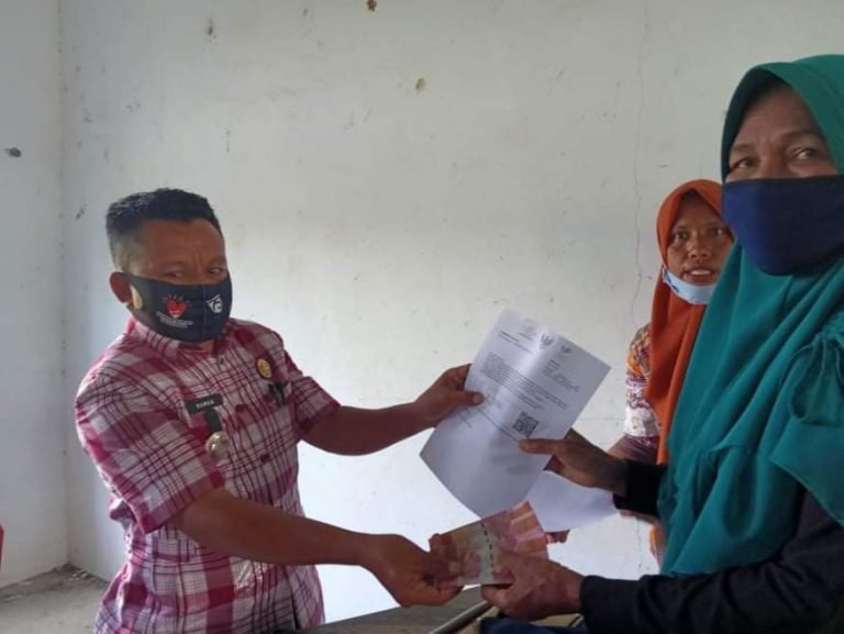 CAMAT MASTENG SALURKAN BLT KEMENSOS