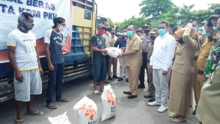 PEMKAB BUTUR BERI BANTUAN BERAS KEPADA MASYARAKAT