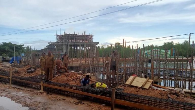 SEMPAT ROBOH DILEWATI TRUK FUSO