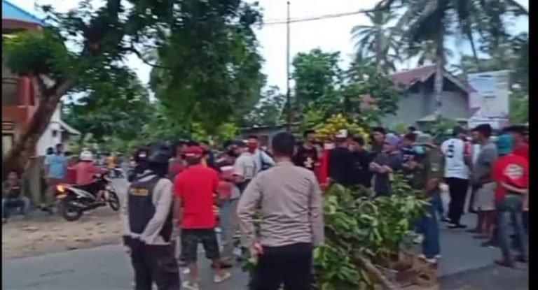 RAPI DIPALANG KELOMPOK MASSA, DIDUGA KUBU LAWAN