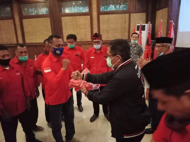 KETUA DPD PDIP DAN HUGUA SERAHKAN MASKER PADA PENGURUS PDIP WAKATOBI