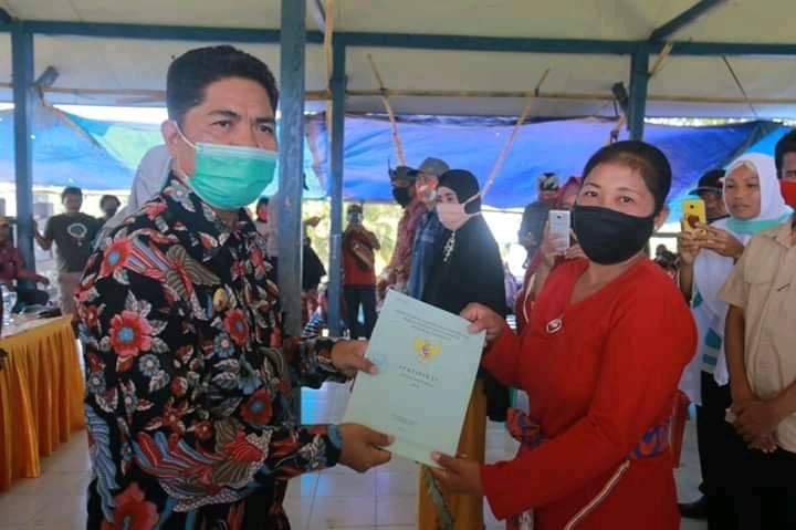 BUPATI BUTON SERAHKAN 350 SERTIFIKAT UNTUK WARGA