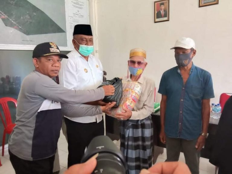 BUPATI BUTENG SALURKAN SEMBAKO 1.500 KPM LANSIA