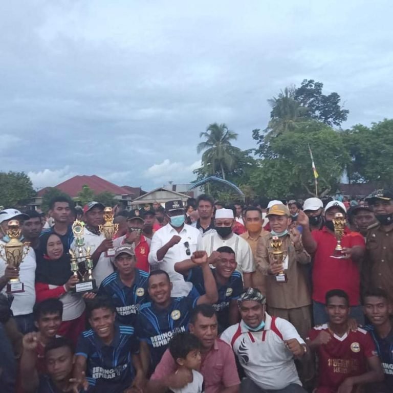 BUPATI BUTENG SERAHKAN HADIAH TURNAMEN JI WAYONG CUP