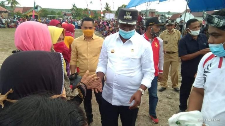 BUPATI BUTENG BERIKAN BANTUAN 2 TON BERAS KEPADA WARGA