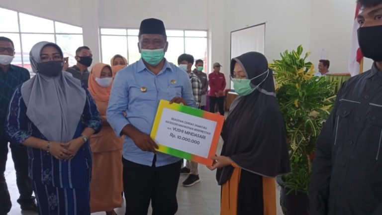 BUPATI BUTENG SERAHKAN 137 BEASISWA