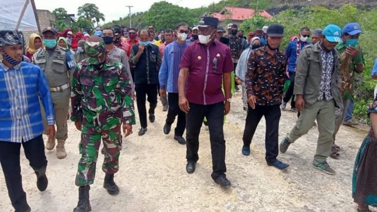 PERHATIKAN KESEJAHTERAAN WARGA, BUPATI BUTENG JANJIKAN PENGASPALAN JALAN