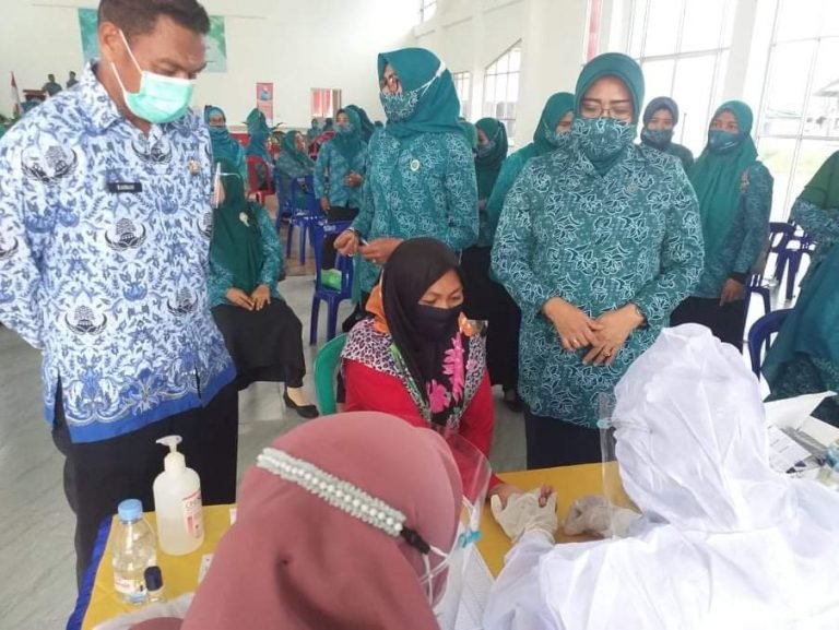 MENYAMBUT HARI IBU, TIM PKK BUTENG ADAKAN RAPID TEST GRATIS