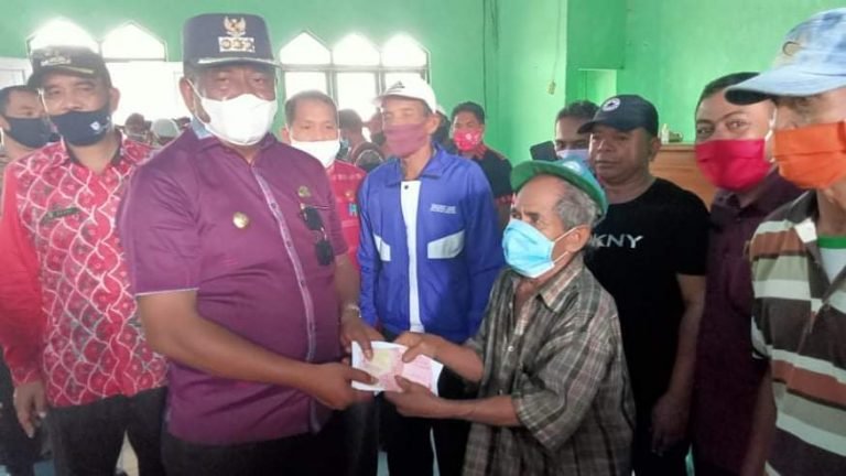 BUPATI BUTENG SALURKAN 750 KPM BLT KEPADA MASYARAKAT KECAMATAN GU