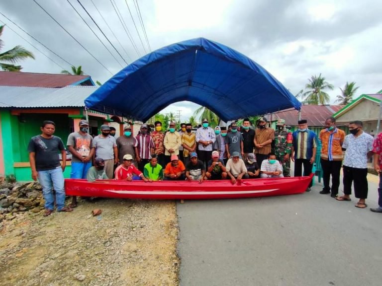 PEDULI KEPADA NELAYAN, BUPATI BUTENG BERIKAN BANTUAN PERAHU JARING