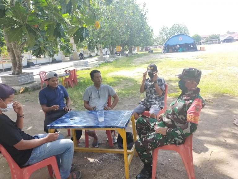 BABINSA KORAMIL 1413-14/WANGI-WANGI KOMSOS DI PENJUAL ES KELAPA MUDA