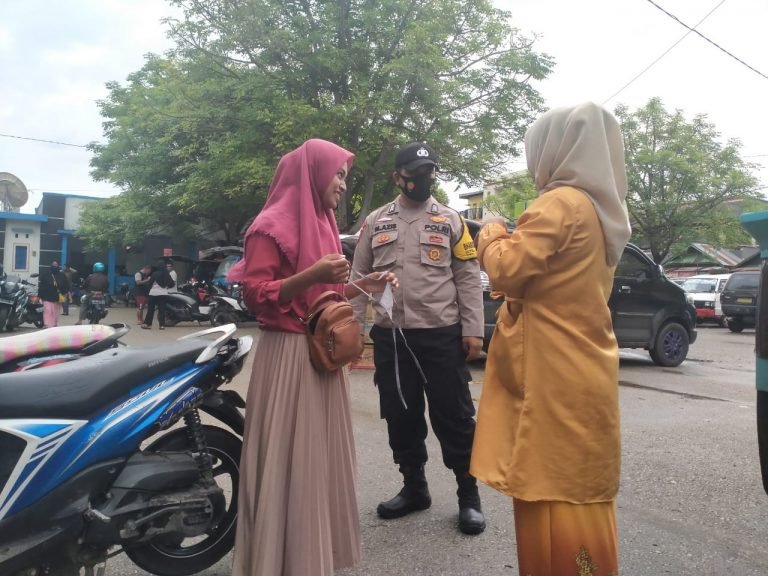 BHABINKAMTIBMAS WAMEO IMBAU PENGUNJUNG PASAR SELALU PAKAI MASKER