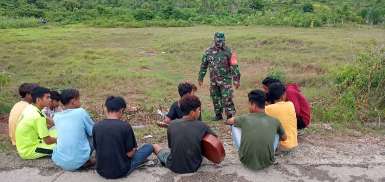 CEGAH PERILAKU NEGATIF, BABINSA SAMBANGI REMAJA DI KELURAHAN WAHA